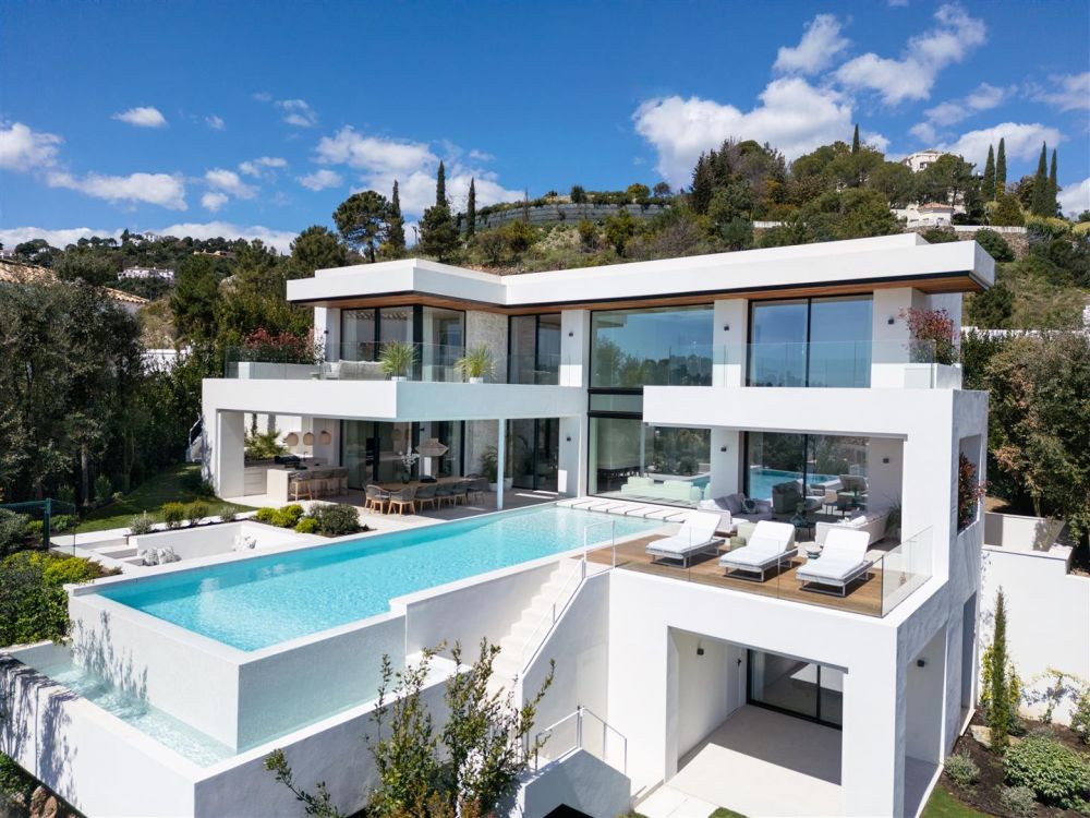 Nueva villa construida con vistas increíbles, piscina infinita y mucho más!