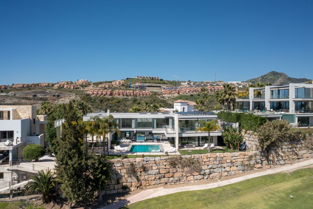 Villa Aqua – Élégance Moderne en Première Ligne de Golf à La Alquería, Benahavís