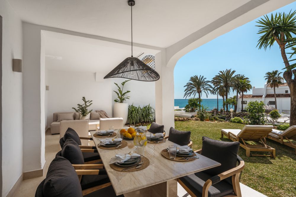 ¡Apartamento renovado en primera línea de playa en la Milla de Oro de Marbella!