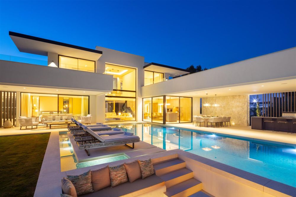 ¡Impresionante villa moderna cerca de los clubes de golf Las Brisas y Aloha!
