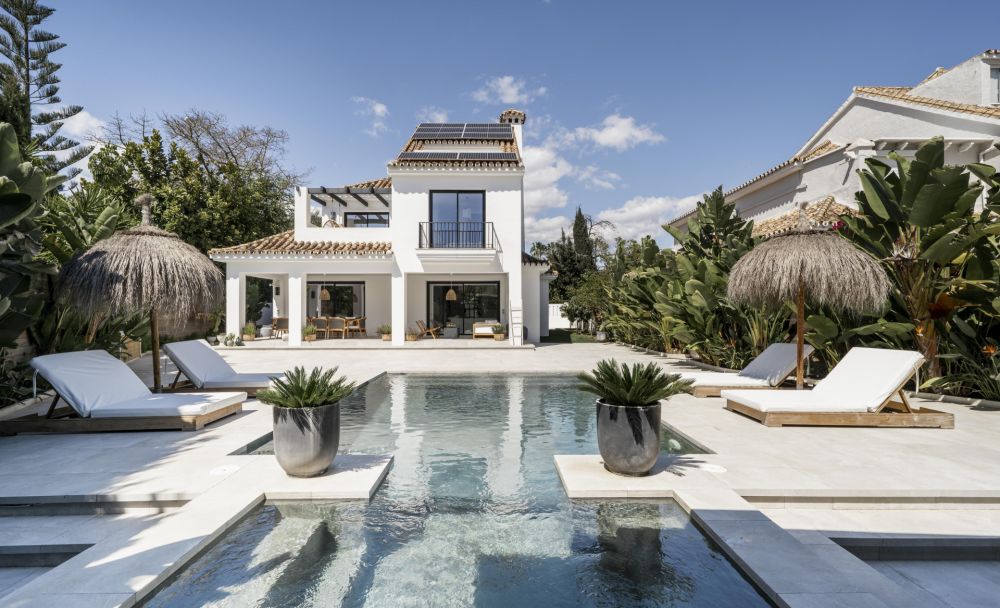 Renovated family villa in the gated Parcelas del Golf neighborhood!
