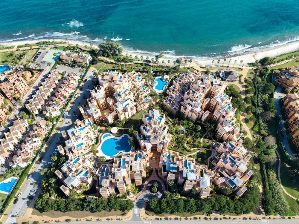 Dúplex elegante con vistas panorámicas al mar en Bahía de la Plata, Estepona