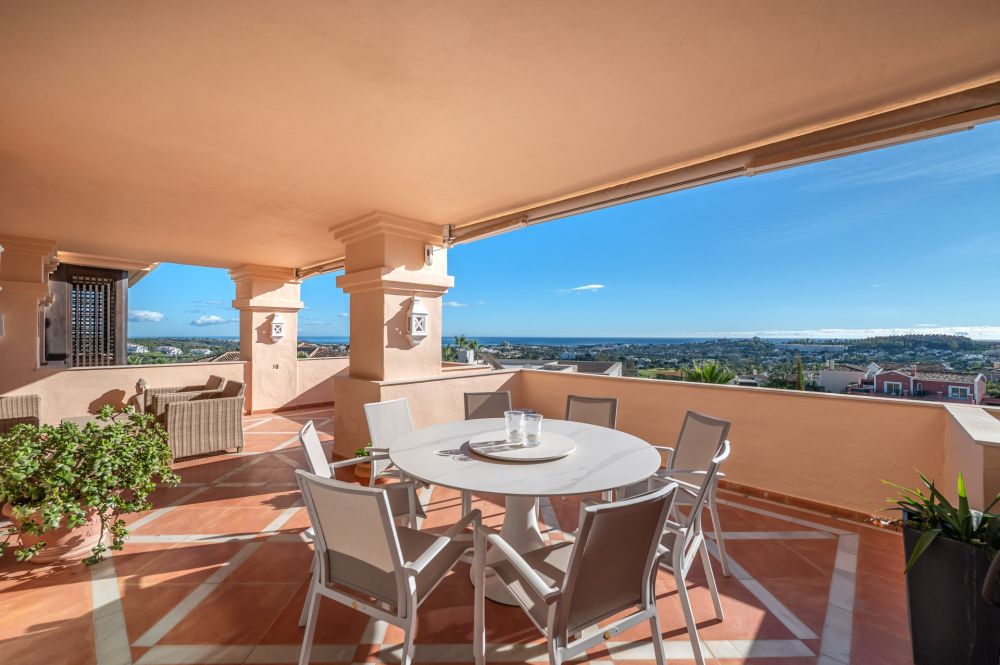 Sunny corner apartment in Albatross Hill with breathtaking sea views!