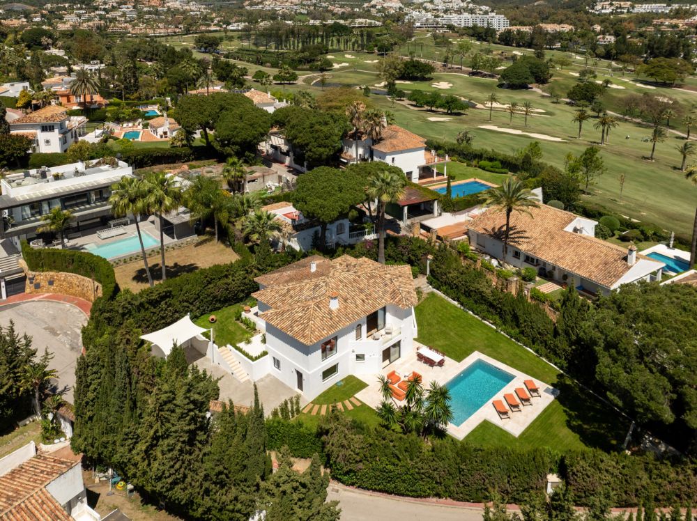 ¡Villa renovada en una ubicación privilegiada en Nueva Andalucía!