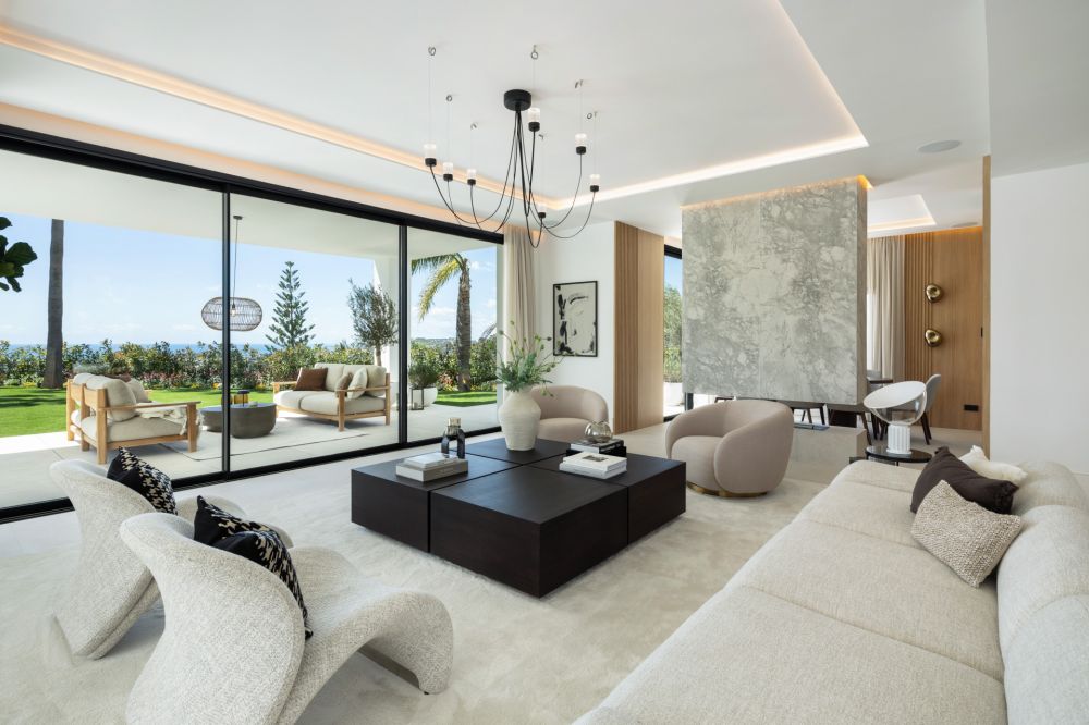 ¡Villa recién renovada con vistas al mar y al golf en Los Arqueros!