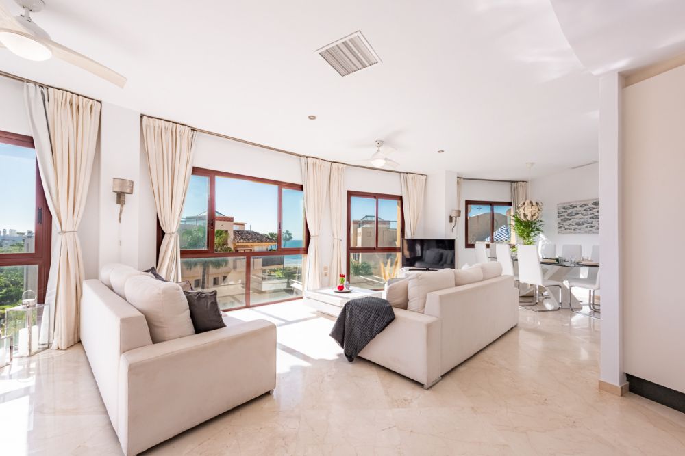 Ático Elegante en Primera Línea de Playa con Vistas Panorámicas al Mar y la Montaña en Costalita!