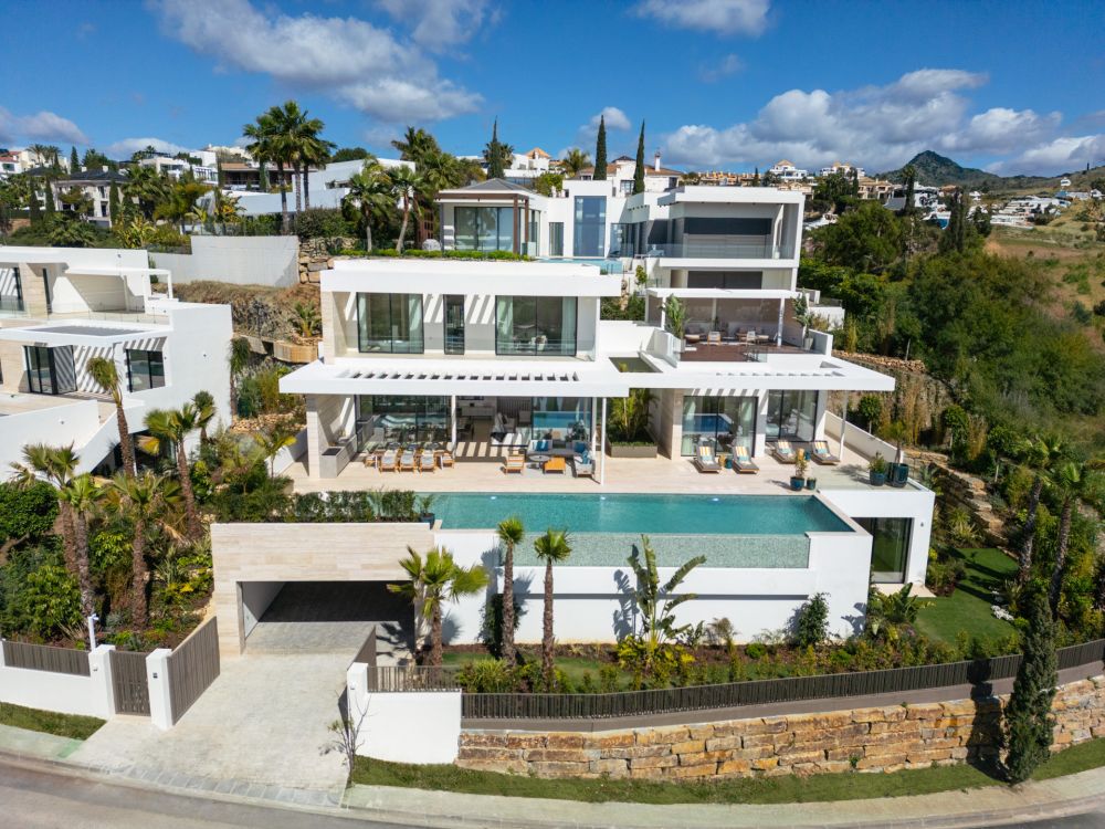 ¡Villa a estrenar en Los Flamingos, con vistas al mar y a la montaña!