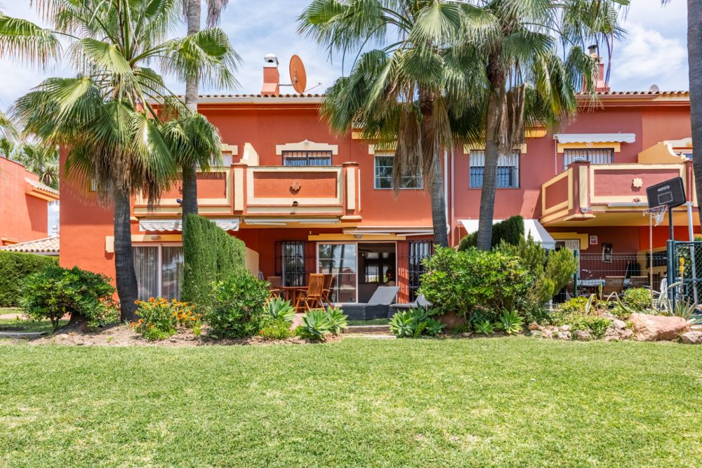 Elegant Townhouse in a Desirable Community Near Marbella
