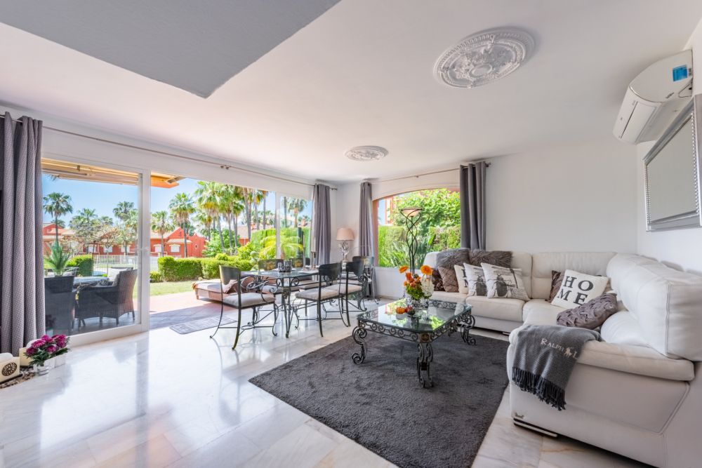 Adosado de Esquina Reformado con Estilo y Óptima Orientación Sur