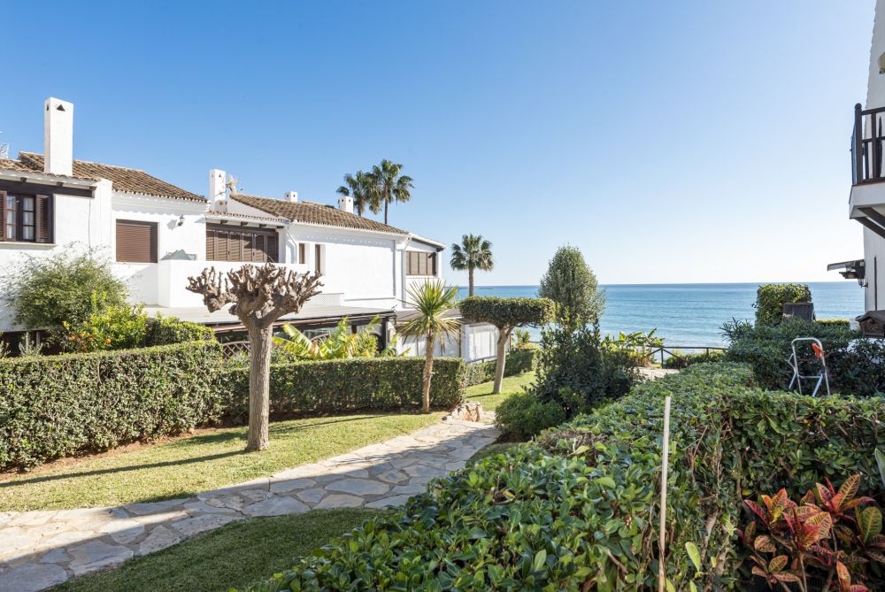 Casa adosada de 2 dormitorios en Frontline Beach Complex – Bahía Azul, Estepona Oeste