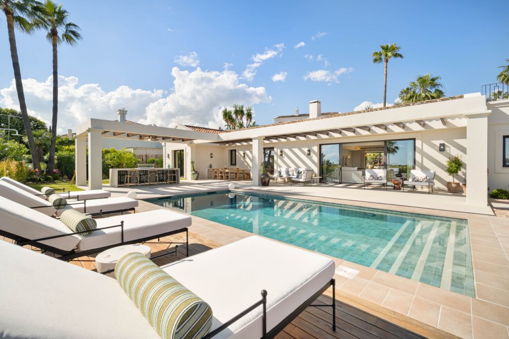 Elegant Mediterranean-Style Villa with Contemporary Flair in Nueva Andalucía