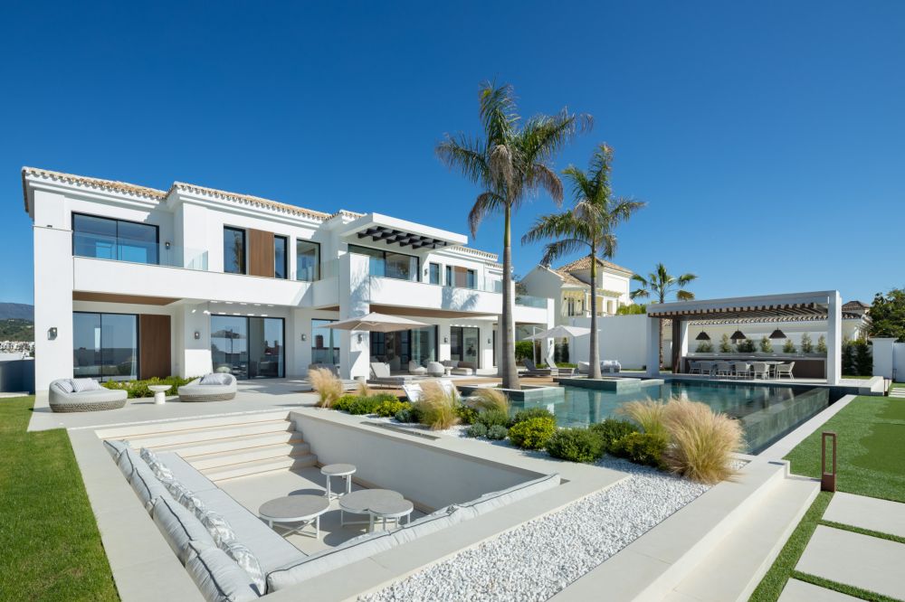 Luxury villa with panoramic views in Monte Halcones!