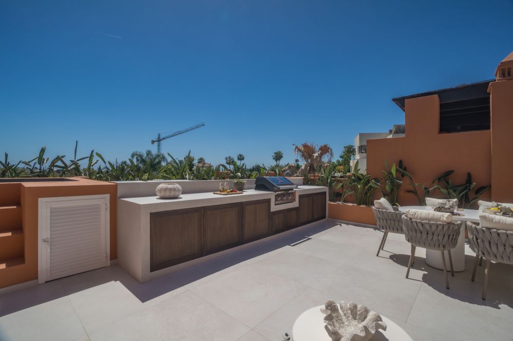 Ático Dúplex de Estilo Moderno en Nueva Andalucía con renovaciones a estrenar.