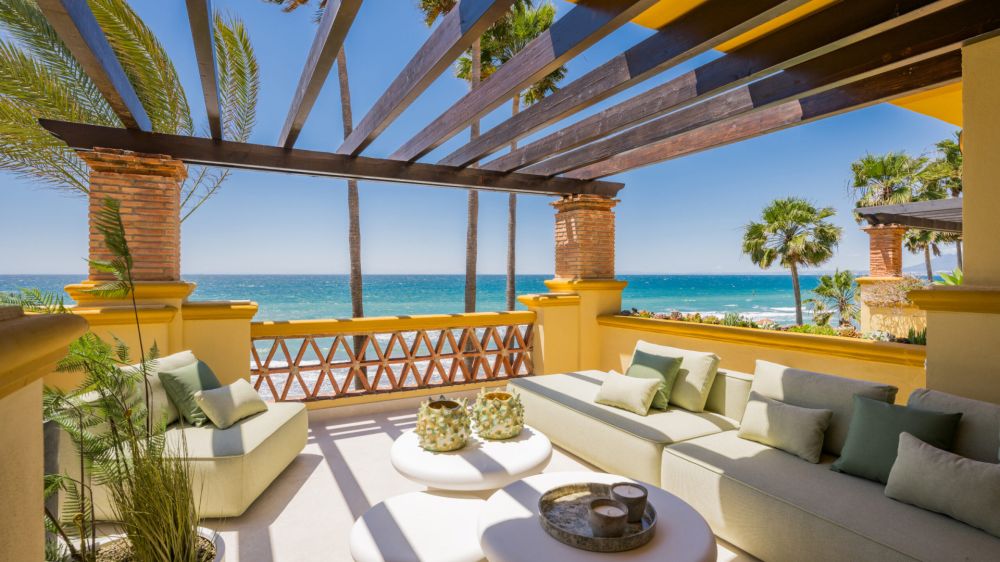 Fabulous high quality apartment frontline to the beach, right outside Marbella center!