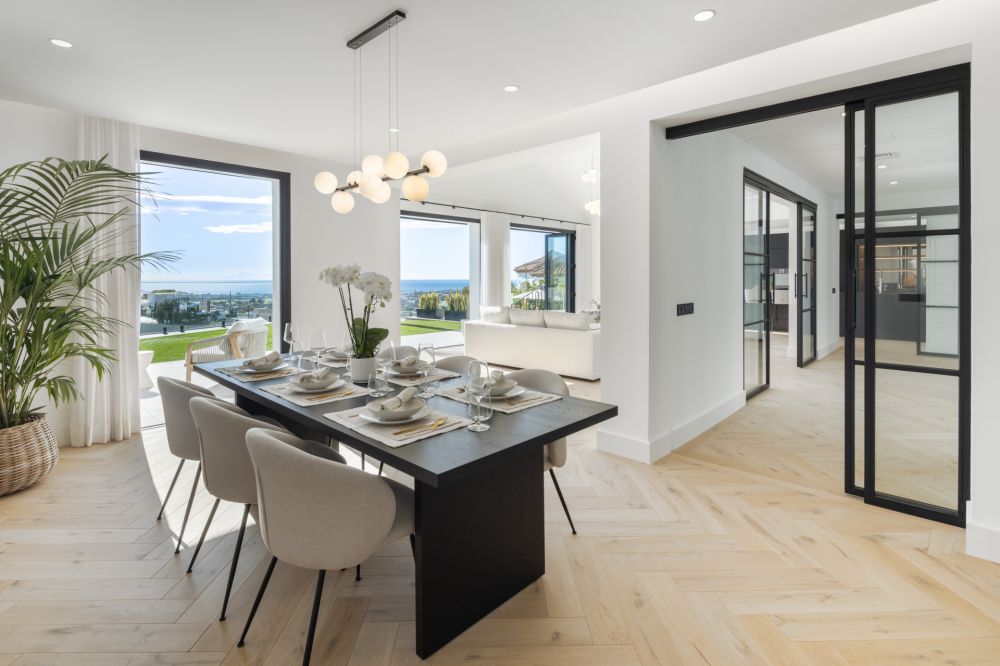 Wunderschöne moderne Villa mit beheiztem Pool und Meerblick in Monte Halcones!