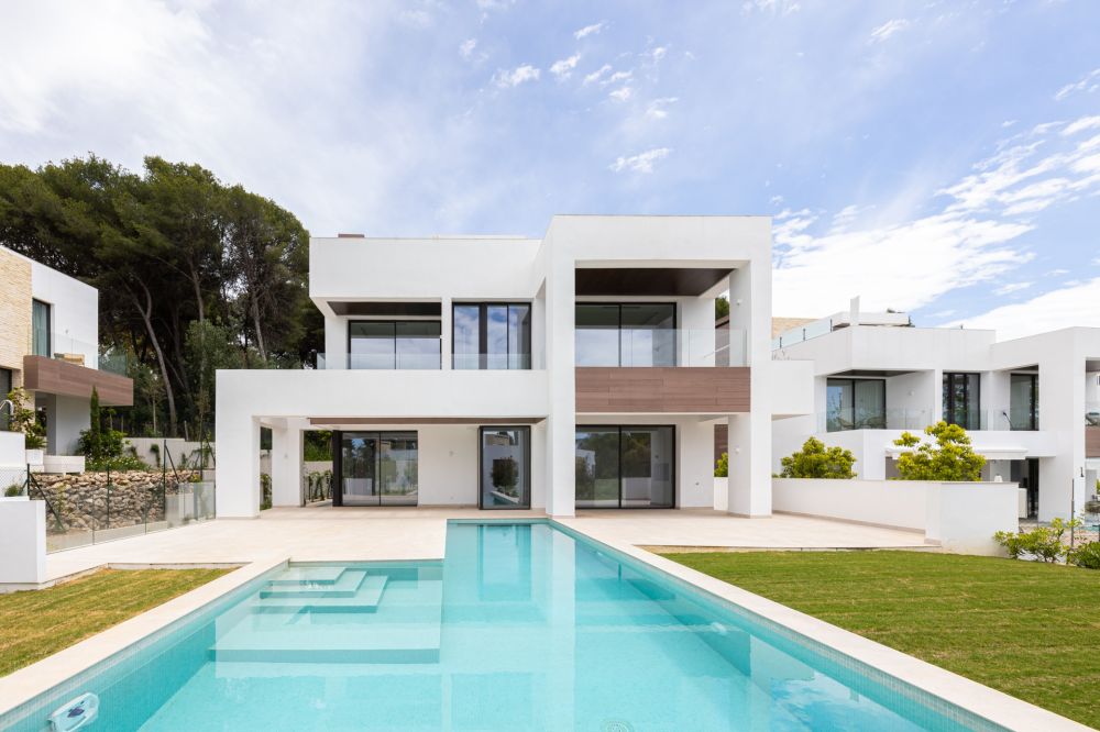 ¡Villa moderna en una comunidad cerrada cerca del centro de Marbella!
