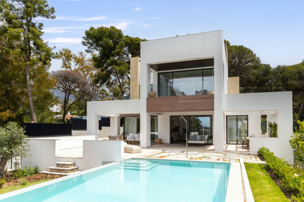 ¡Villa moderna en una comunidad cerrada cerca del centro de Marbella! ¡Lista para entrar a vivir con mobiliario incluido!