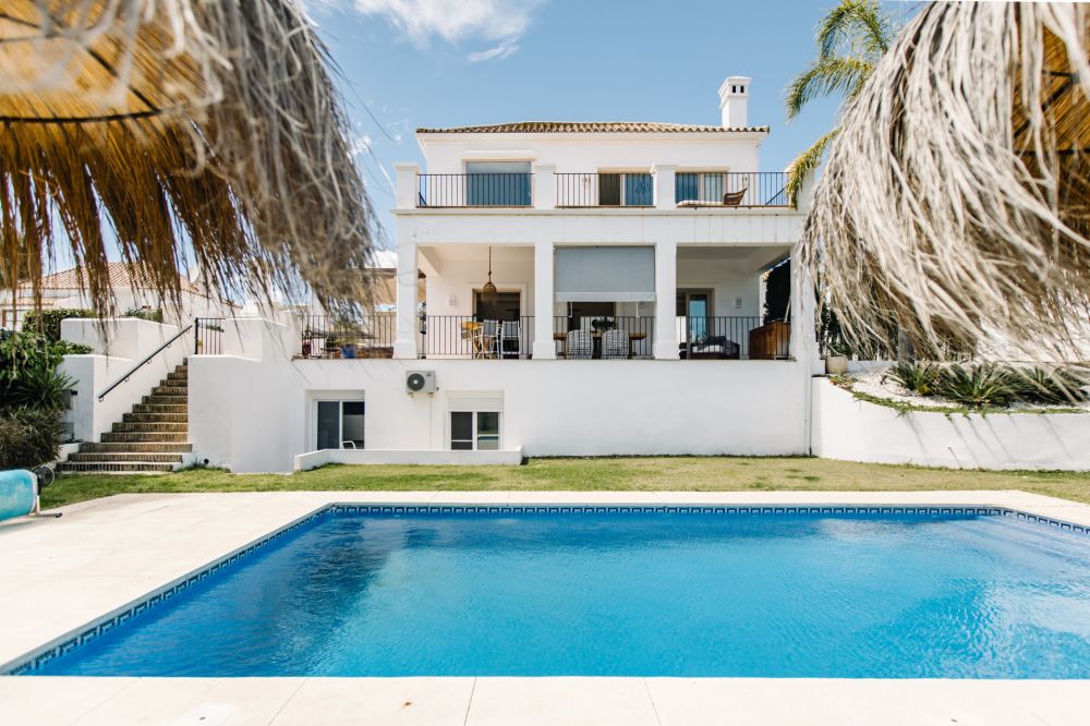 Villa élégante de style andalou à La Resina Golf – Nouvelle Mille d’Or, Estepona