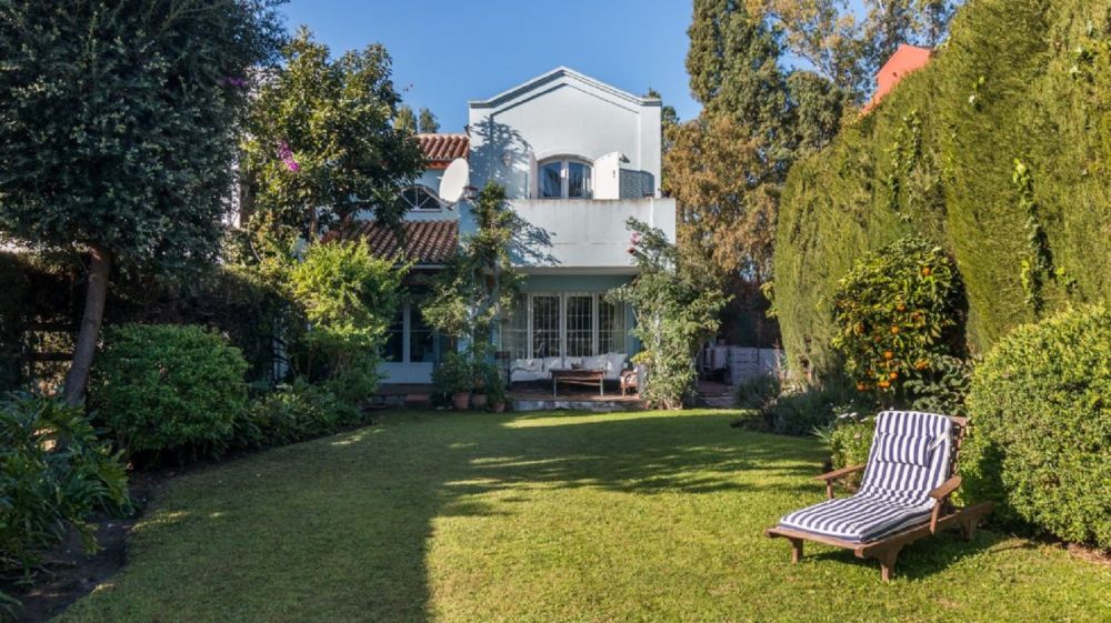 Elegant Semi-Detached townhouse Frontline Golf in Guadalmina Alta, Marbella