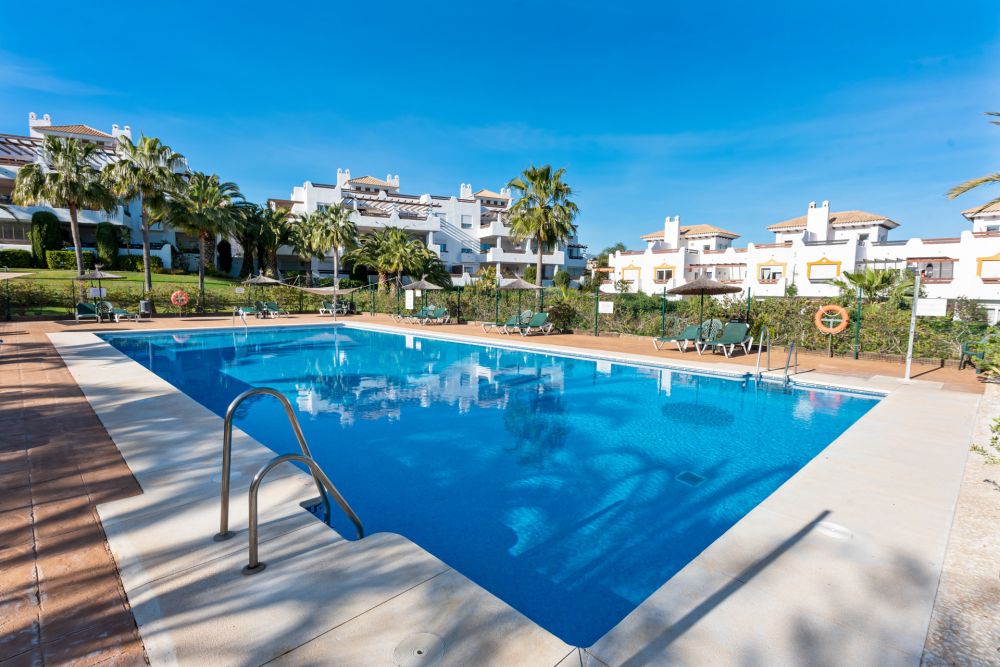 Bright & Well-Located Top Floor Apartment in Selwo Hills – New Golden Mile, Estepona