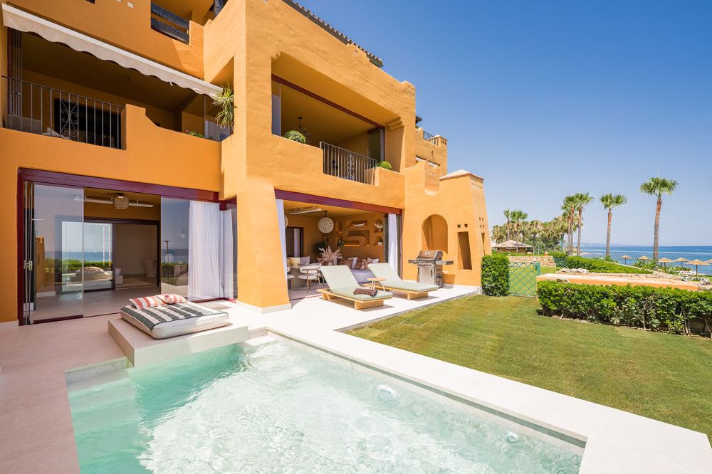 Marvellous frontline beach apartment with a private garden and pool!