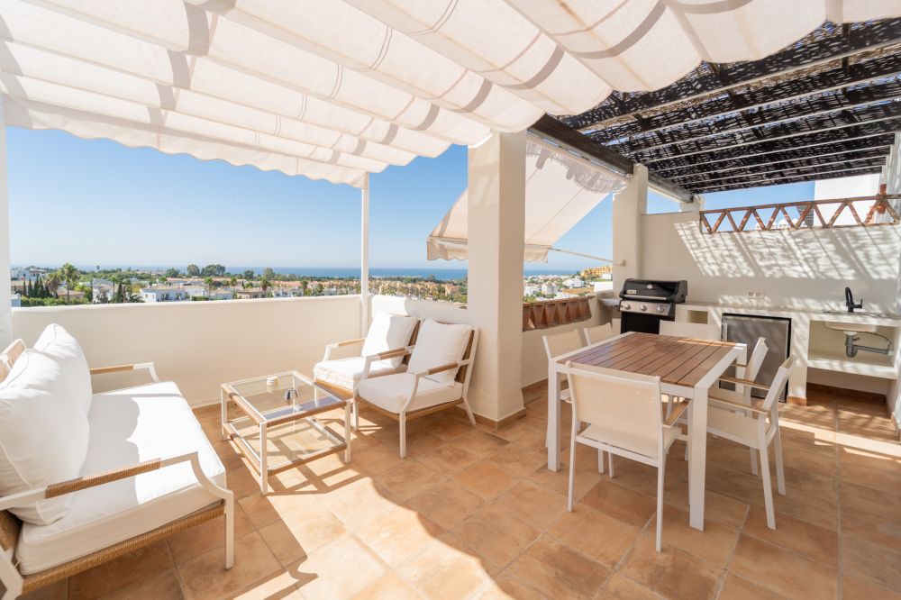 Ático Dúplex Exclusivo con Vistas al Mar y la Montaña en La Resina Golf, Estepona