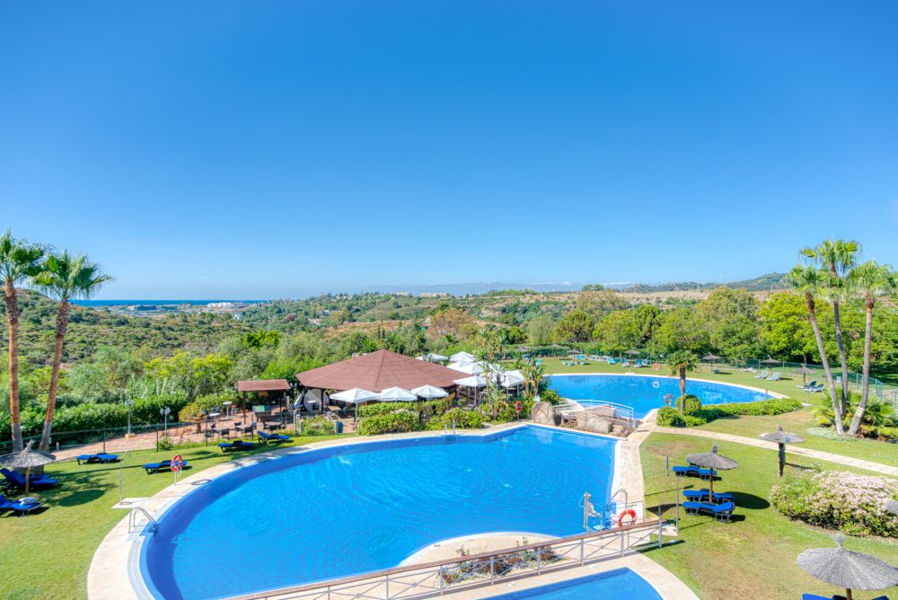 Charmante face à l'est, trois chambres duplex penthouse situé dans la communauté fermée Parque Botanico, Estepona