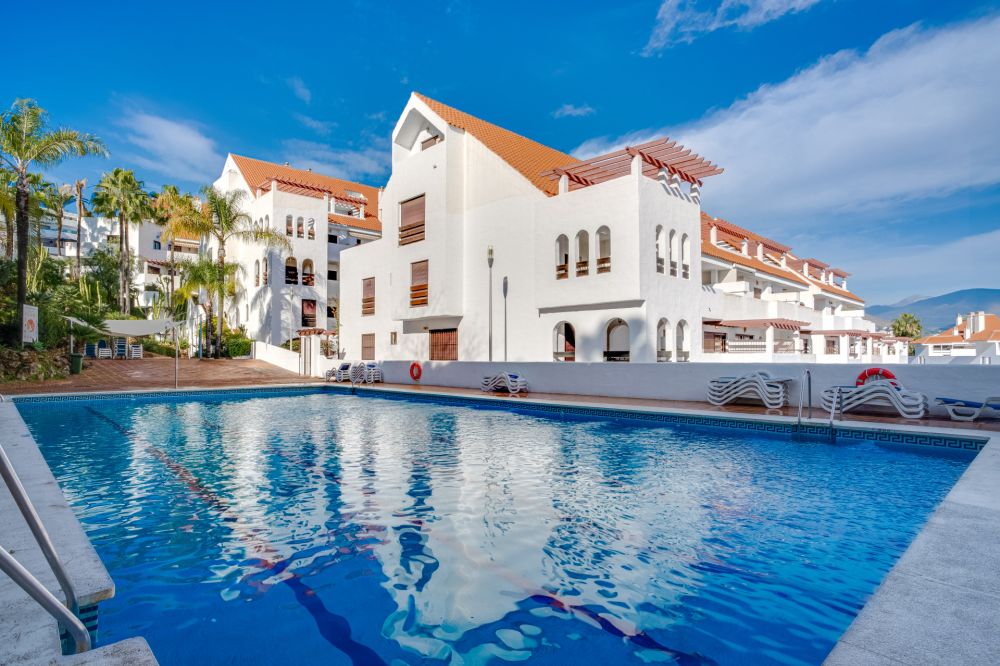 Beautifully renovated three-bedroom, east facing apartment, located in one of the most desirable complexes in Nueva Andalucia, La Maestranza.