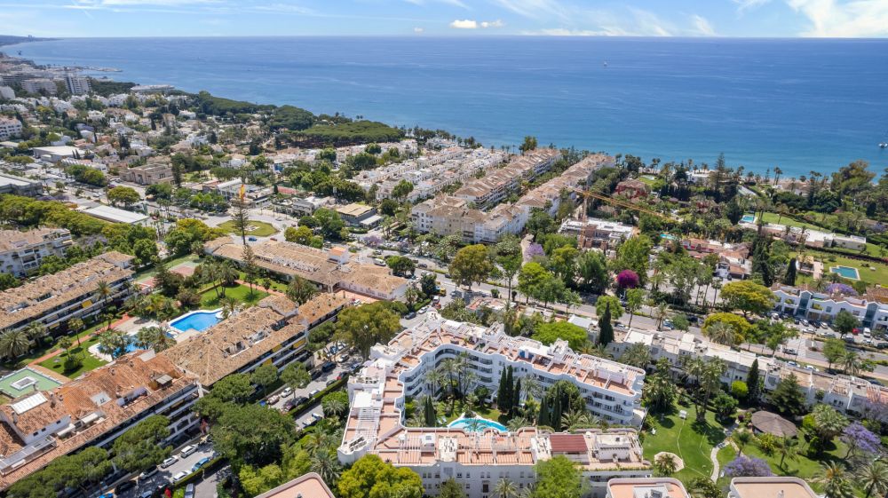 Impressionnant trois chambres, face sud duplex penthouse dans la communauté bien connue et fermée Marbella Real