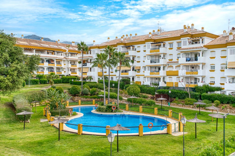 Encantador apartamento de tres dormitorios en planta baja situado en la comunidad de Pinos de Nagüeles, en la prestigiosa Milla de Oro de Marbella