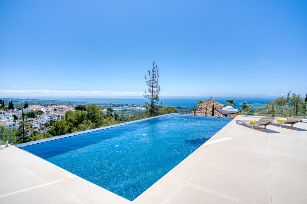 Villa de cinco dormitorios situada en Altos de Los Monteros con vistas panorámicas al mar