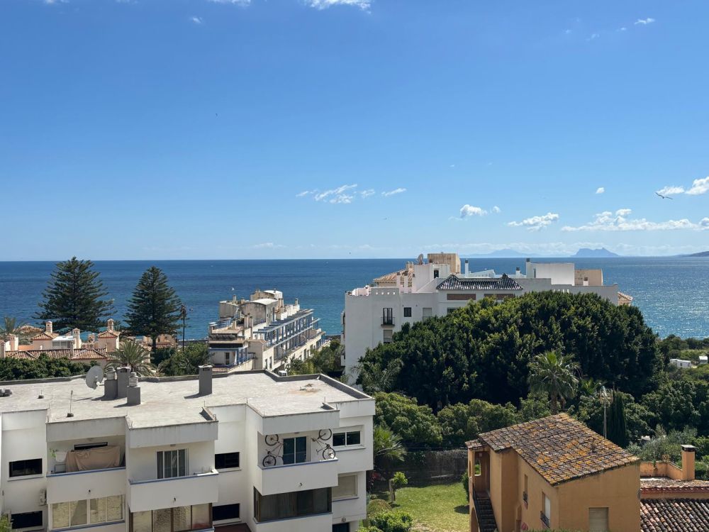 Amplio apartamento con vistas panorámicas al mar en el Puerto de Estepona¡