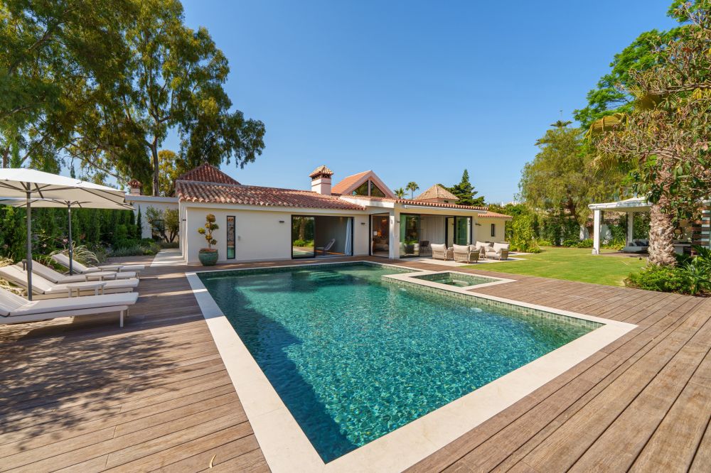 Excepcional villa de un nivel situado junto a la playa cerca de Puerto Banus!