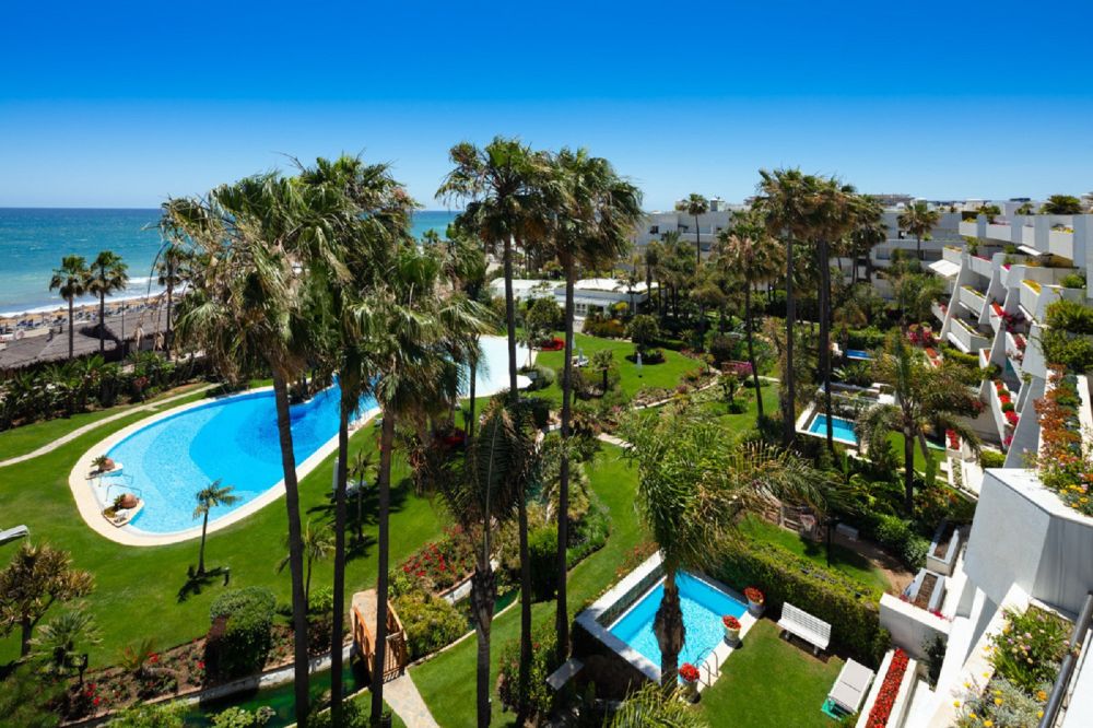Ático en primera línea de playa junto a Puerto Banús - ¡Oportunidad de inversión!