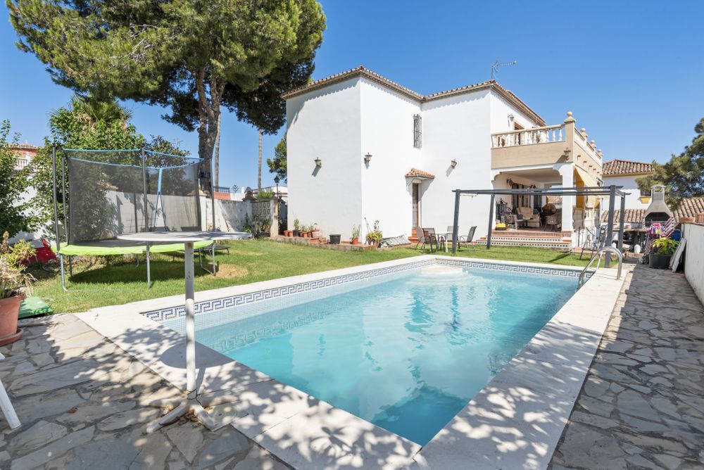Spacious Villa with Sea & Mountain Views in Estepona!