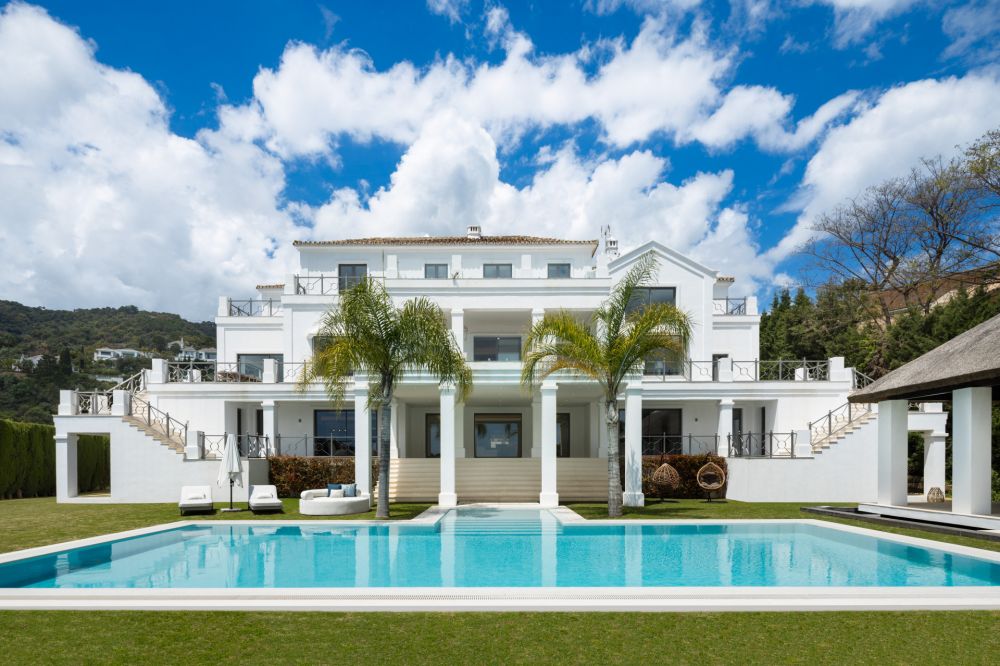Stunning mansion with a blend of modern and traditional Andalusian architecture in El Madroñal!