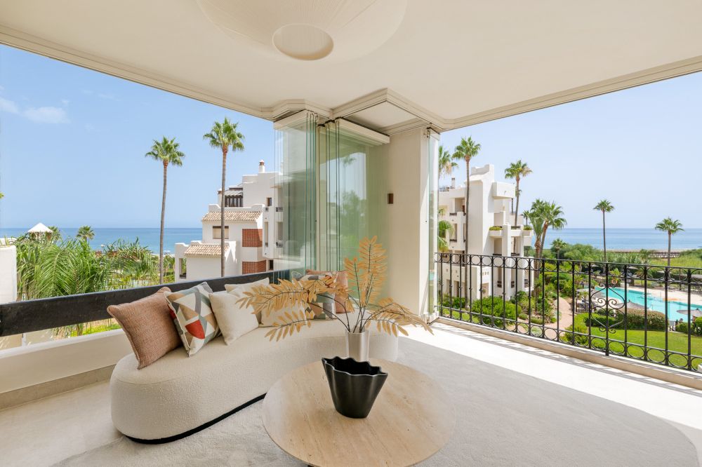 Stunning, recently renovated, apartment on the beach close to Estepona town!