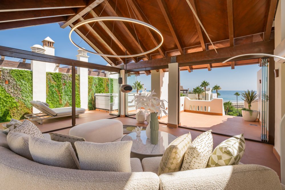 Exquisite duplex penthouse front line to the beach near Estepona town!