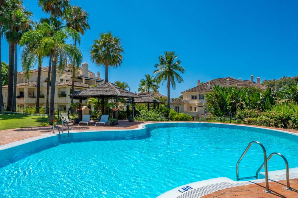 Ático Dúplex Elegante en la Prestigiosa Urbanización Las Alamandas, Nueva Andalucía