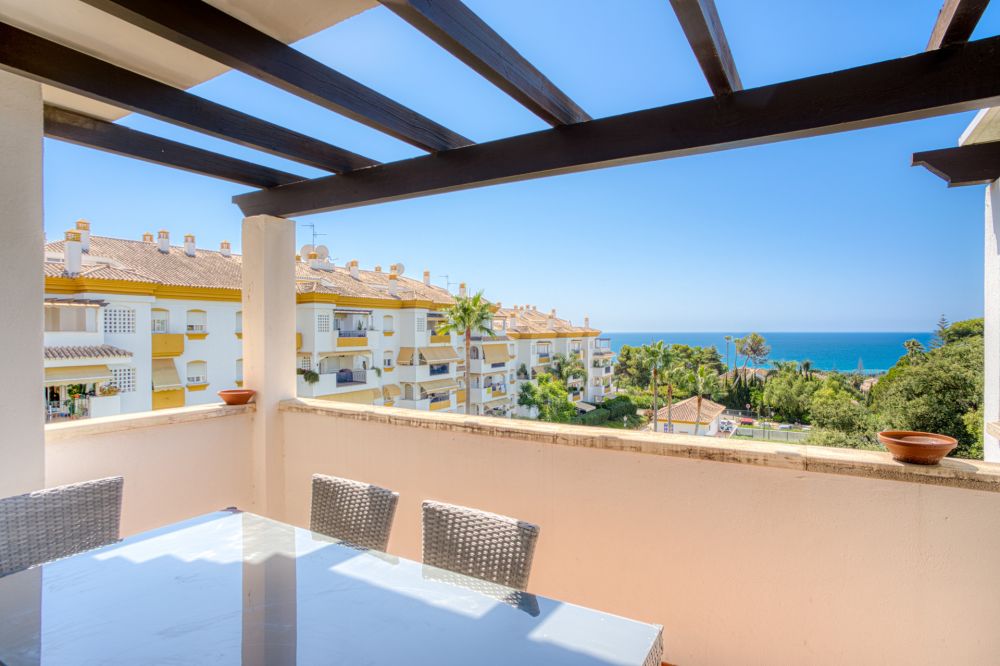 Zuidgericht duplex penthouse met uitzicht op zee, gelegen in de gemeenschap Pinos de Nagüeles, aan de Golden Mile van Marbella.