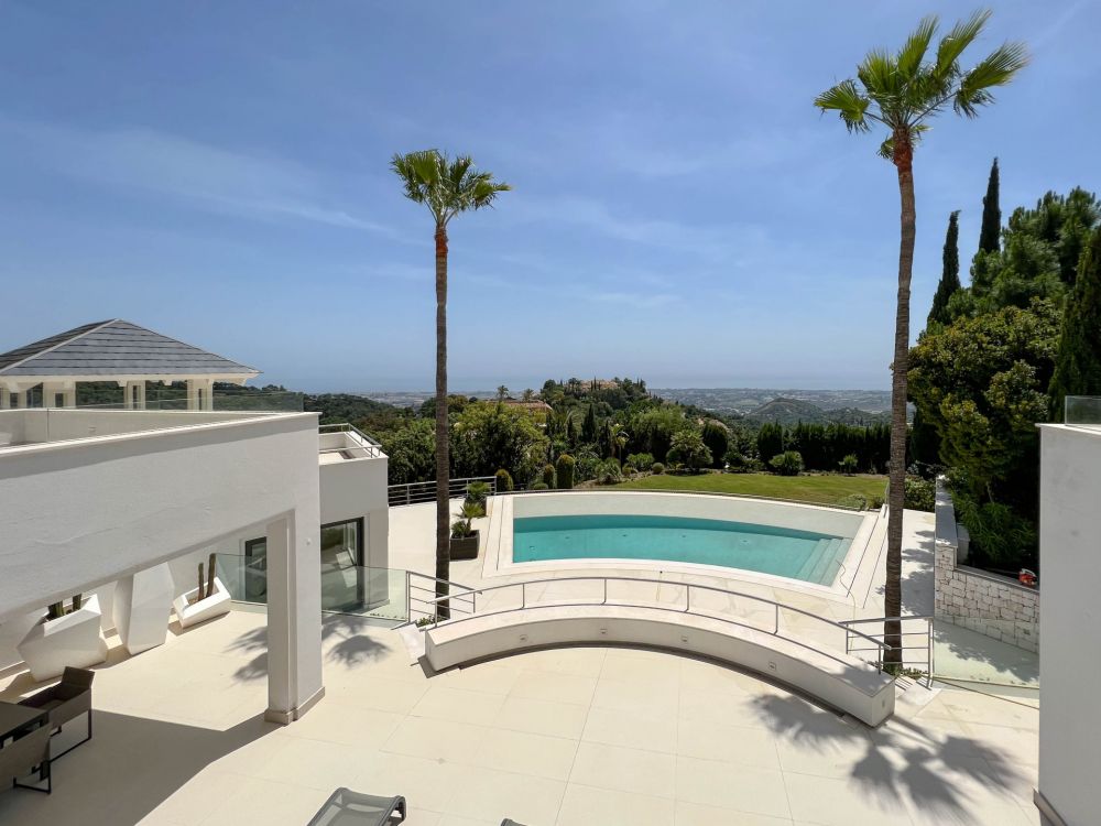 Fantastique villa moderne avec des vues panoramiques incroyables sur la mer