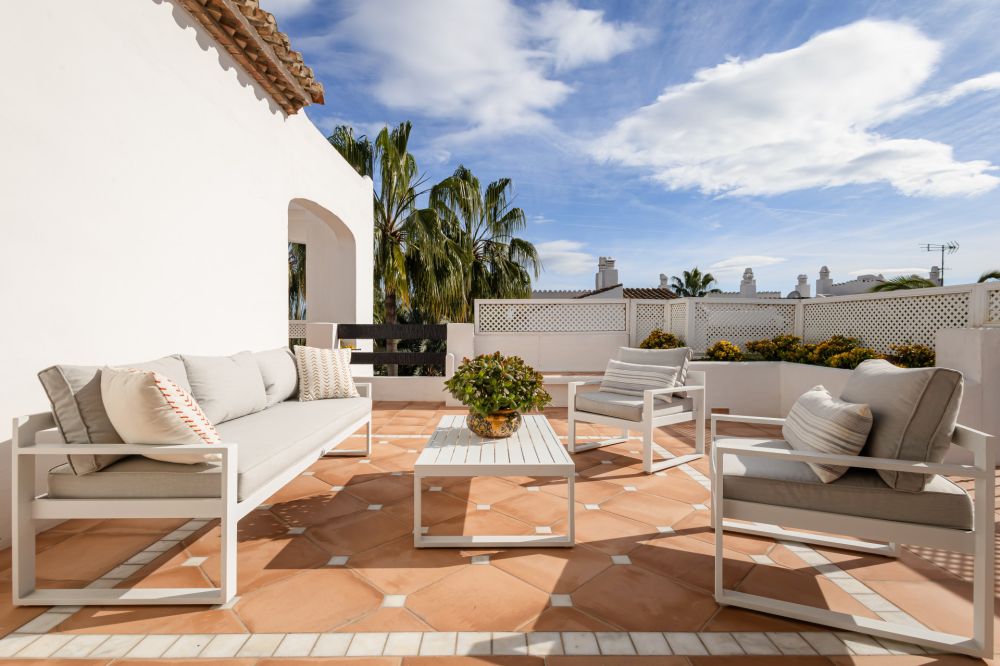 Penthouse Andaluz – Un Duplex d’Angle Rare à Puente Romano