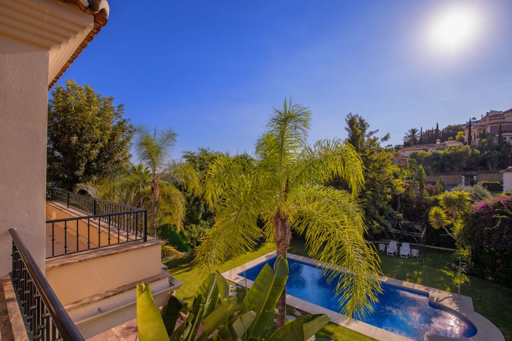 Villa for sale in Los Arqueros, Benahavis