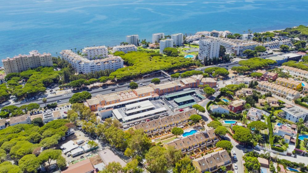 Quatre chambres magnifiquement reformées sud face maison de ville dans une communauté résidentielle fermée à Calahonda