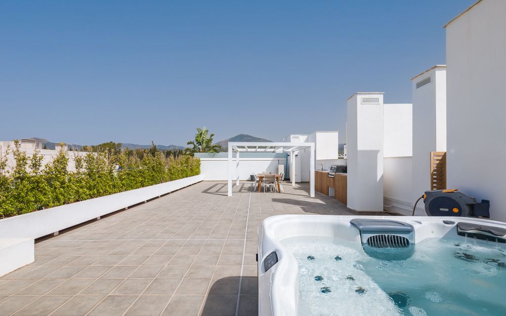 Modern Penthouse with Huge Rooftop Solarium in San Pedro’s North Side!