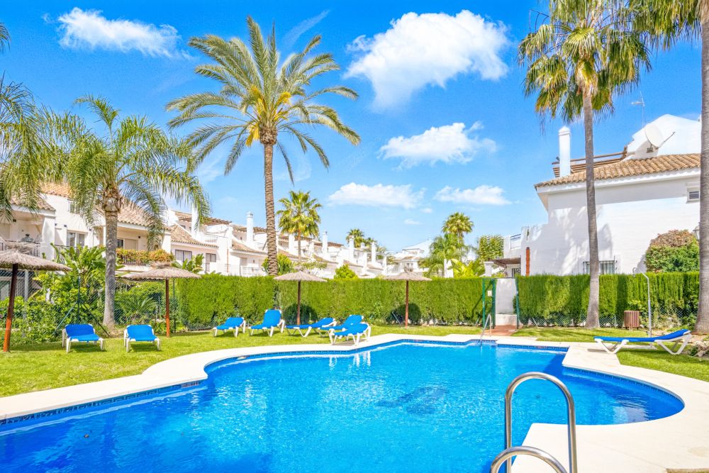 Exclusive east-facing three-bedroom townhouse in Los Naranjos de Marbella.