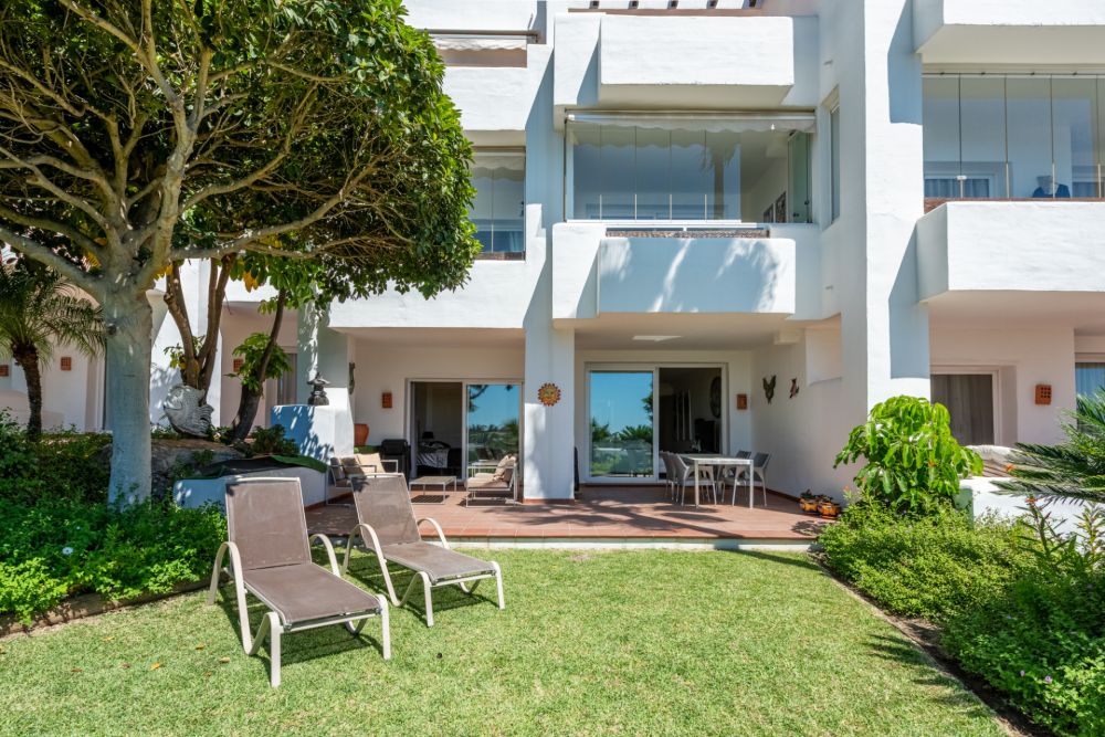 Appartement spacieux en rez-de-chaussée surélevé avec vue panoramique sur la mer