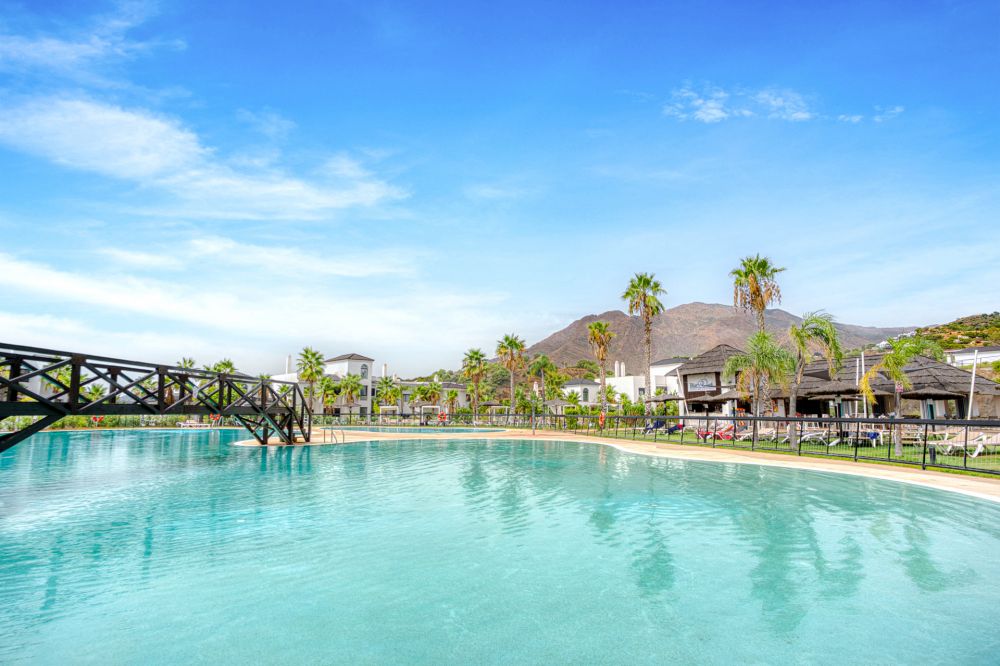 Elegante apartamento de tres dormitorios con espectaculares vistas al mar, situado en el prestigioso Mirador de Estepona Hills