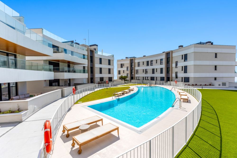 Luxueux sud face, tout neuf trois chambres surélevé appartement rez de chaussée situé dans Vanian Vues, Estepona