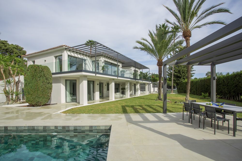 Lujosa villa de cinco dormitorios con vistas panorámicas al mar en Rocío de Nagüeles, Milla de Oro de Marbella